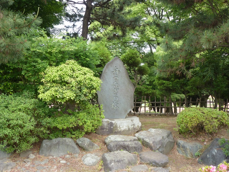 陸上競技場の北西側にある石碑